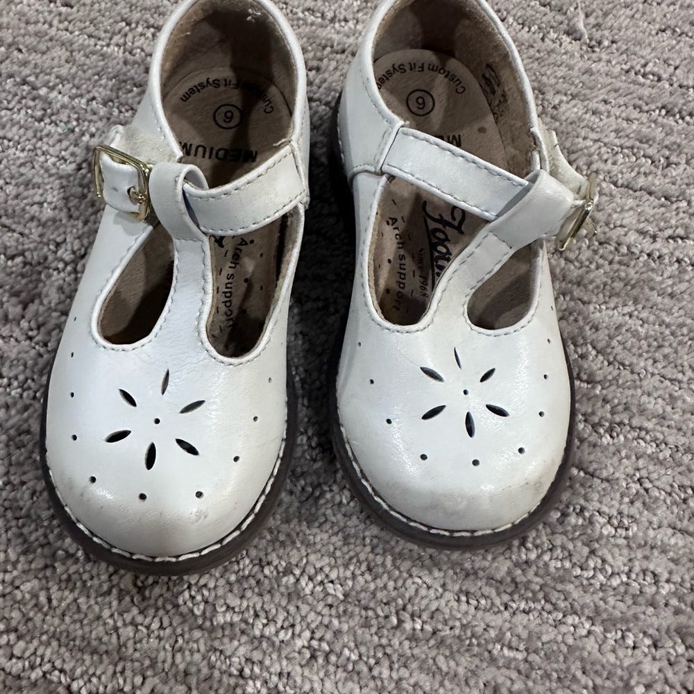 FootMates White Dress Shoes with Cut-Out Design